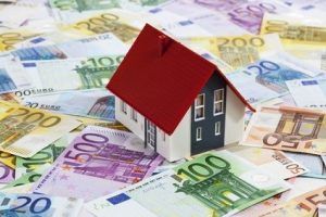 Hausbau, Eigenheim, bauen, planen, Modelhaus, Geld,  Euro, Euros, Euroscheine, Kalkulieren, sparen, Ausgaben, Finanzen, Finanzplanung, Kapital, Kalkulation, Bausparen, Symbolbild